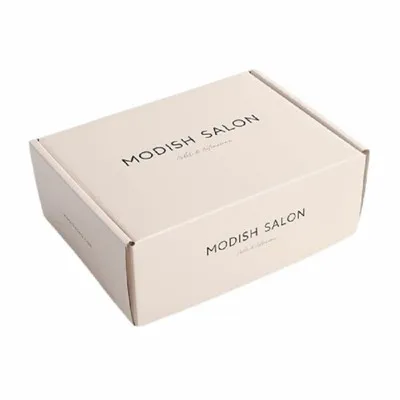 Weiße Versandkartons aus Wellpappe